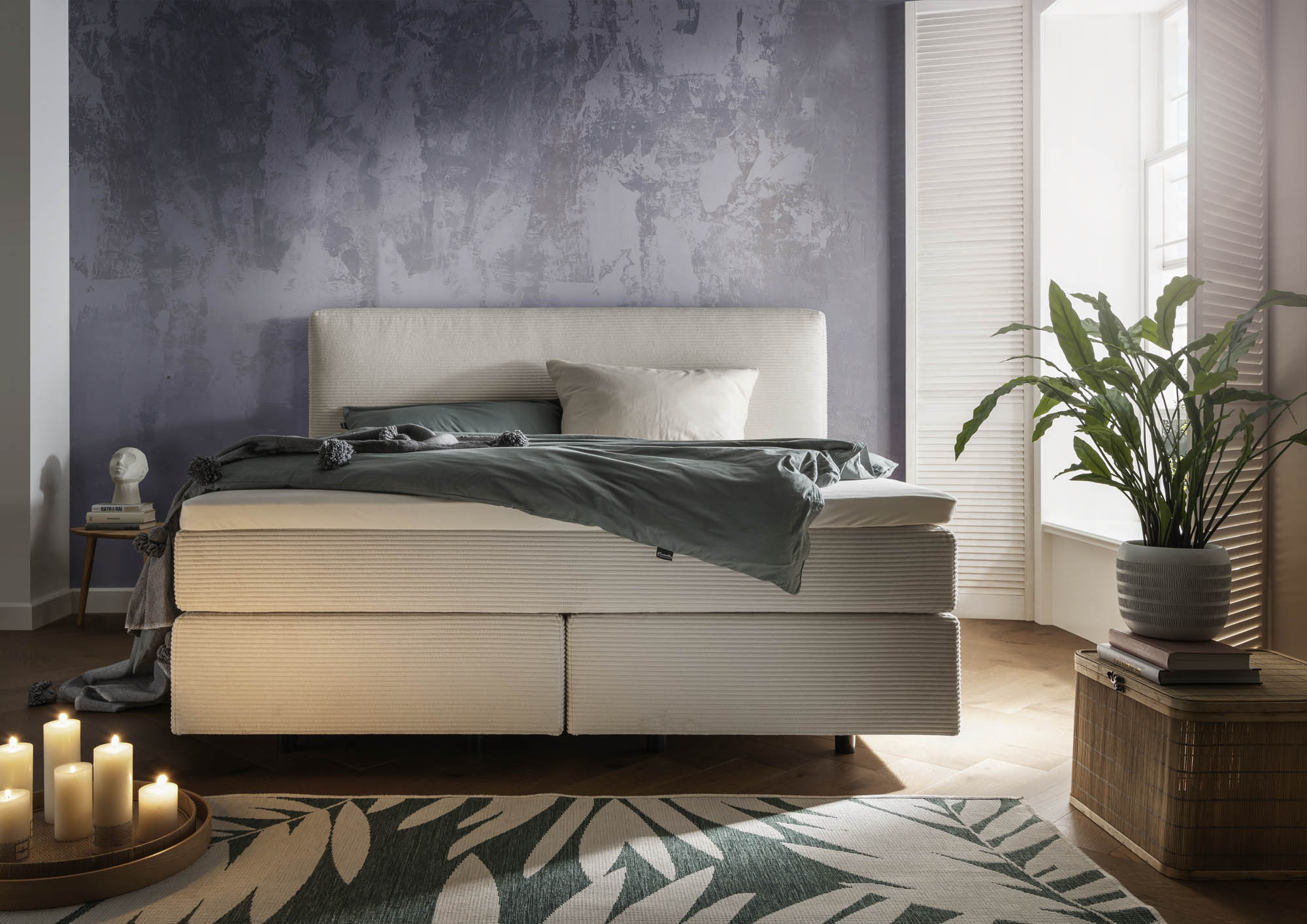 Boxspringbett in beigem Cordbezug