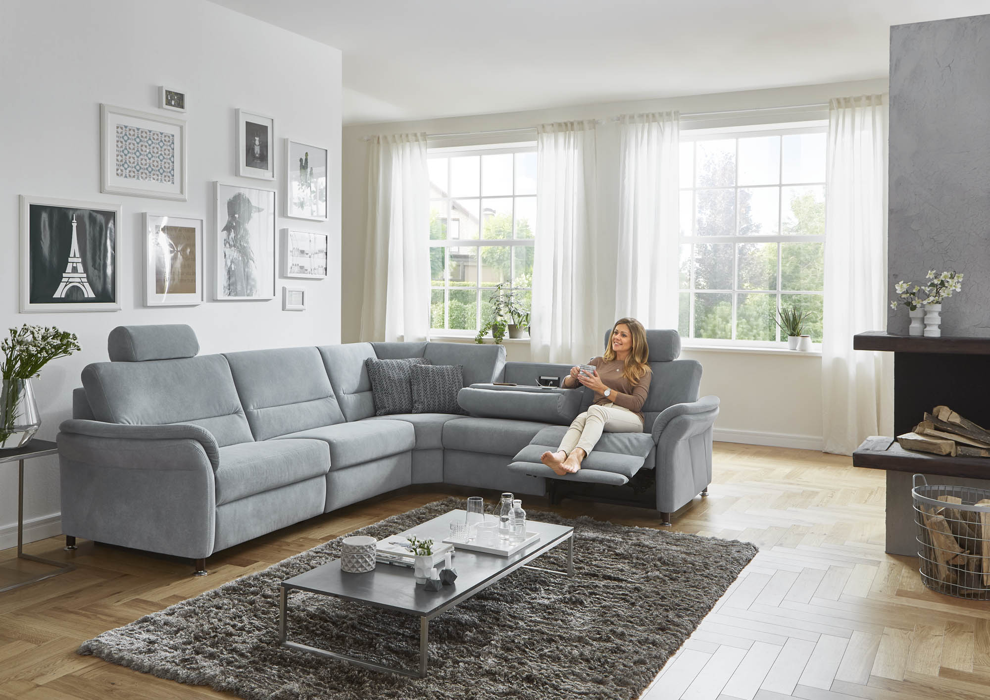 Graues Stoffsofa mit motorischer Relaxfunktion