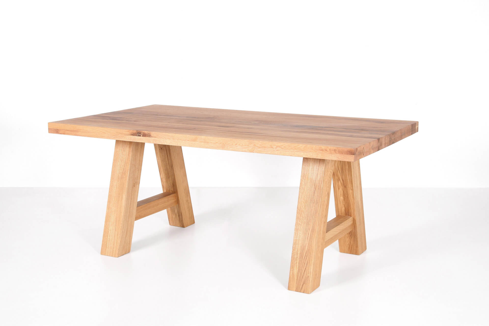 Modell Luga Balkentisch von Standard Furniture